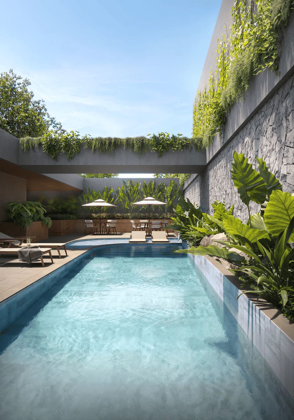 Piscina externa com deck e paisagismo